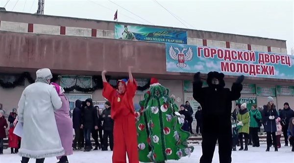 В Калининском районе Горловки отпраздновали открытие елки 