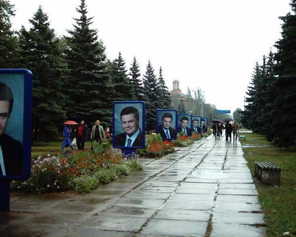 Спецтема «Горловка в годы независимости». 2003-2004 год: вагоны горловчан в поддержку Януковича, дворец для ветеранов и горы трамадола 