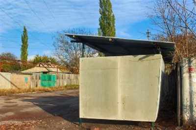 В Горловке вырезали на металл конструкцию на автобусной остановке в Ново-Горловке