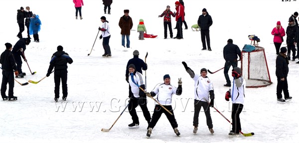 В честь открытия Олимпиады в Сочи в Горловке прошли зимние забавы: играли в хоккей, катались на лыжах и санках (ФОТОРЕПОРТАЖ)