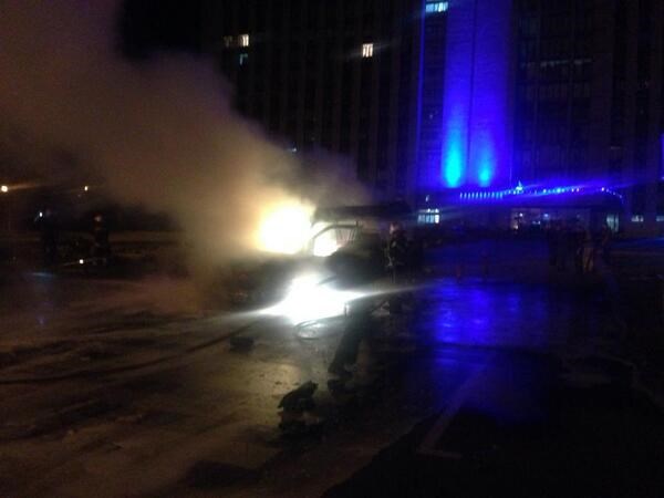 Возле захваченного здания Донецкой облгосадминистрации взорвался микроавтобус. Предполагают, что было покушение на главу Верховного Совета ДНР (ВИДЕО)