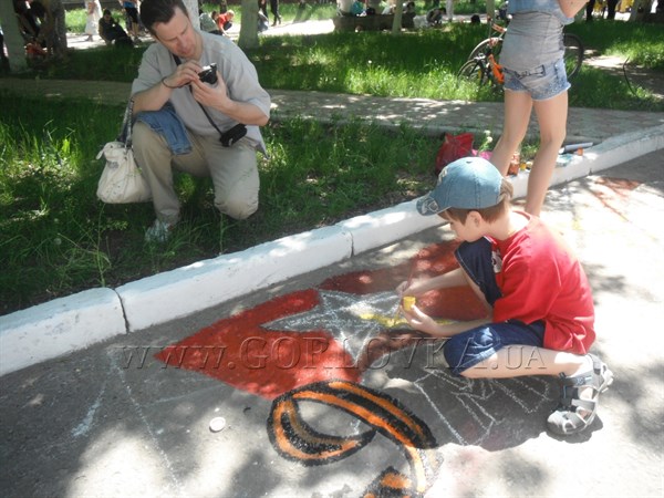 Более 150 горловских школьников рисовали День Победы  (+ ТОП-7 меловых рисунков на асфальте)