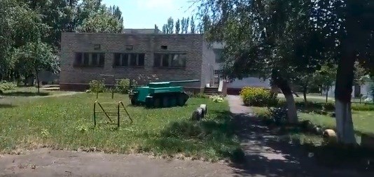 Танк в детском саду и крымские чебуреки: житель Горловки показал на видео жизнь 5-го квартала 