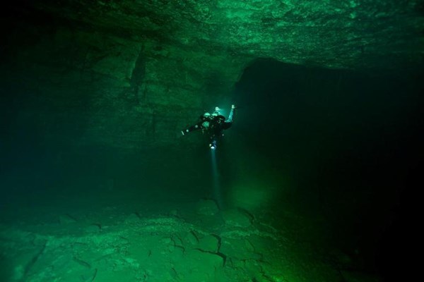 Днепропетровские дайверы-спелеологи организовали подводную экспедицию в гипсовую шахту 