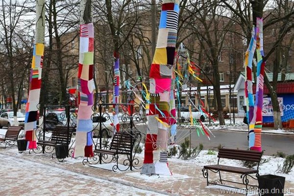 В Горловке за день до снежной зимы деревья одели в свитера (ФОТОФАКТ)
