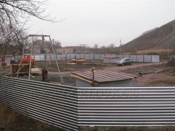 На месте засыпанной милицией «копанки», в которой погиб 26-летний горловчанин, за высоким забором строится мини-шахта (ФОТО)