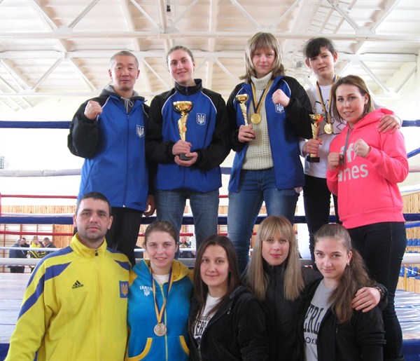 Добрые улыбки и железные кулаки: женщины-боксеры вернулись в Горловку с победой