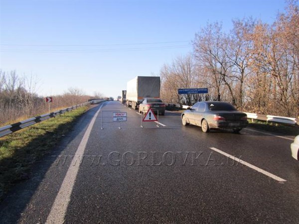 В районе пос. Пантелеймоновка водитель джипа на скользкой дороге "догнал" ВАЗ-21150 (ФОТО)