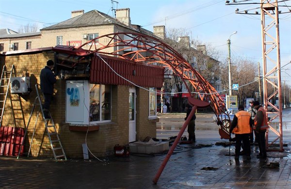 На центральной площади Горловки рухнула одна из опор козырька у «ордена», в которую два года назад въехала «девятка» (ФОТОФАКТ) 