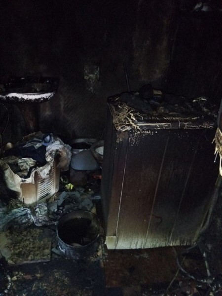 В Горловке сгорел дом, где жила многодетная семья. Им нужна помощь и вещи для детей