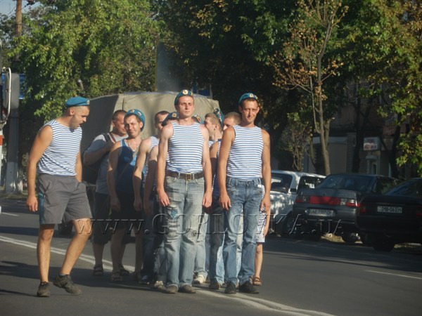 День ВДВ в Горловке: десантники промаршировали по проезжей части проспекта Победы (фоторепортаж)