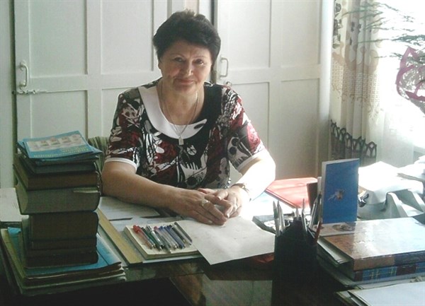 «Юбилей мастера»: директора школы № 49 Лину Довгую с Днем рождения поздравляет педагогический коллектив