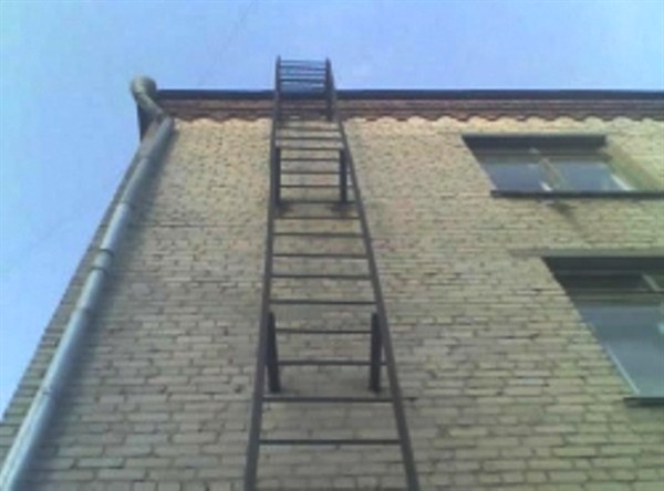 Нетрадиционный выход: женщина сорвалась с пожарной лестницы, покидая квартиру