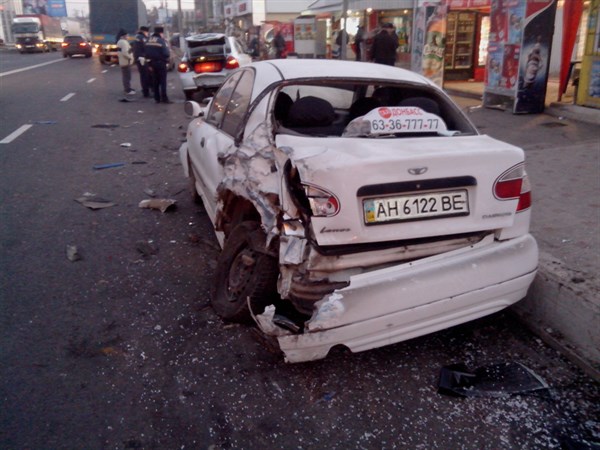 Авария дня: сегодня под утро на улице Интернациональной  водитель фуры заснул за рулем и врезался в припаркованные  «легковушки» (ФОТО)