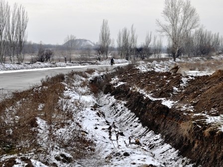По дороге от поселка Комарово до шахты им. Гагарина расхищены трубы технического водовода