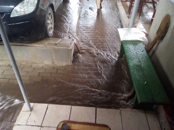 В Горловке проливной ливень затопил улицы и дворы домов 