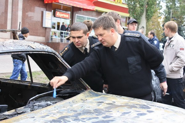 За сутки на улице Гагарина сгорел уже второй автомобиль, а "Ланос" оппозиционера Дениса Токаря воспылал из-за замкнутой проводки 