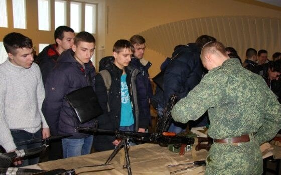 Студентам Горловки рассказали о военной службе в "ДНР" и пригласили в воинскую часть 