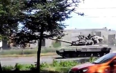 Через Горловку проехала колонна боевой техники во главе с танками (Видеофакт)