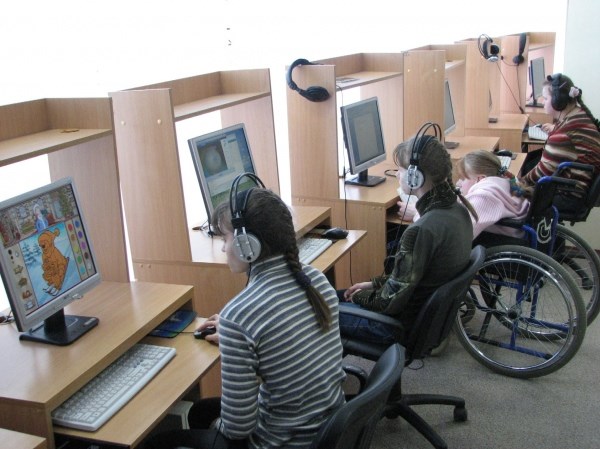 В Горловке около 600 пенсионеров и 100 инвалидов бесплатно овладели компьютерной грамотностью