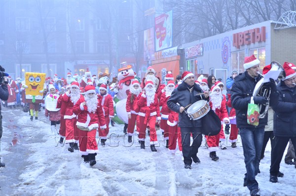 Мороз в тумане: в Горловке состоялся новогодний парад сказочных персонажей (фоторепортаж)