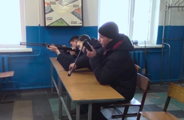 В Горловке при сдаче экзаменов в автошколе ученики сдают норматив по стрельбе из автомата