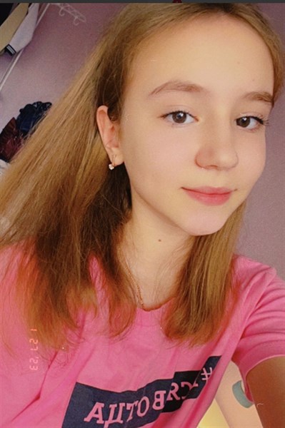 12-летняя Полина Гладких из Горловки из-за обстрелов потеряла ногу и руку. Но через год смогла танцевать