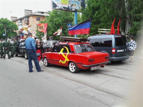В Горловке начали готовится к автопробегу: машины разрисованы серпами 