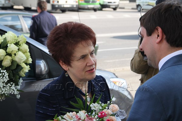 Вездесущий: Евгений Клеп после "исповеди" его заместителя был на "ковре" у губернатора, показывал мэру Донецка админцентр и вручал цветы первой леди  