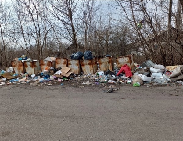 Жители Горловки не видят мусоровозов в своих районах по несколько лет 