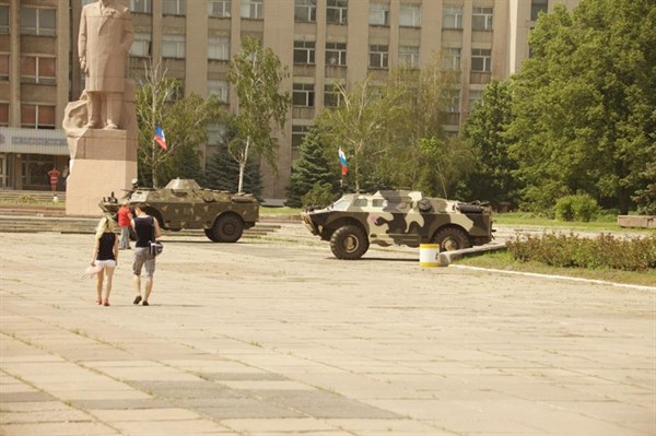 В Горловке перекрывали движение и выставляли на крыши снайперов, чтобы к площади возле горсовета  приехали два БРДМ