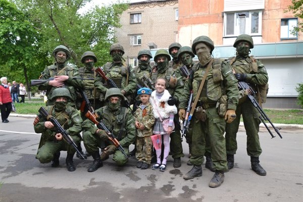 Новая мода в «ДНР»: фото на память детей с вооруженными боевиками 