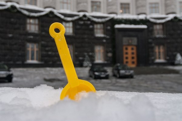 По заветам Азарова: ГАИ Горловки просит водителей возить с собой лопаты