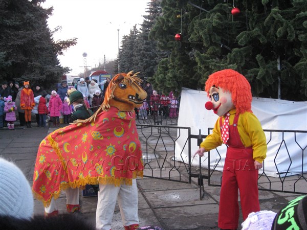 Мальчиш-Плохиш, Лошадь и Карамелька: благодаря кому зажглась главная новогодняя ель в Горловке