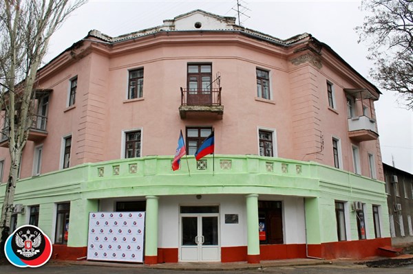 В бывшем здании Партии регионов в Горловке торжественно открыли приемную Захарченко. Но крышу на доме решили не ремонтировать 