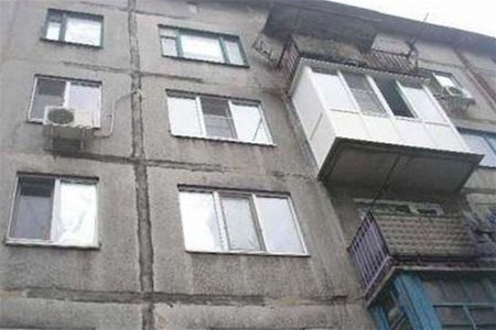 В Калининском районе 20-летний парень подвыпил и рухнул с балкона