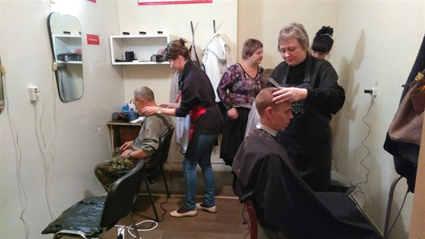 В Горловке парикмахеры-практиканты тренировались на боевиках дивизиона "Корса"