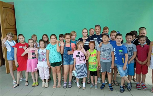 Детей из горловских поселков свозили в Донецк на спектакль 