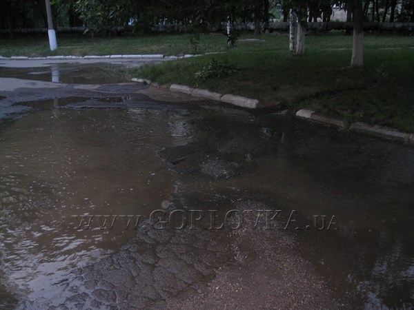  Потоп на улице Остапенко: возле ОШ №65  образовалась полноценная река (ВИДЕО)
