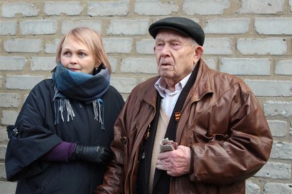 В Горловке поздравили с днем рождения ветерана ВОВ. Ему исполнилось 94 года