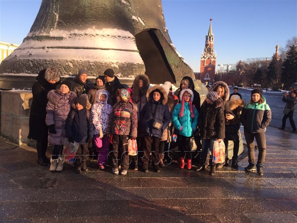 Горловским детям устроили экскурсию в Москву российские военные корреспонденты