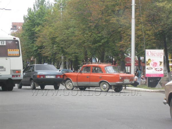 На проспекте Победы советский "Москвич" "поцеловал" 99-ю и создал трудности для проезда остальному транспорту 
