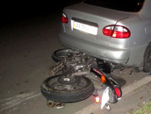 На Майорской трассе «ИЖ» влетел в Lanos: пострадали 18-летний мотоциклист и 6-летний ребенок