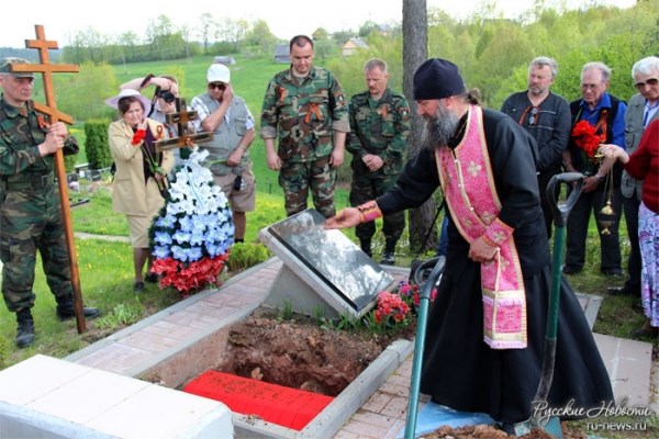 На этой неделе в Горловке похоронили двух ополченцев - сторонников ДНР, погибших на поле боя