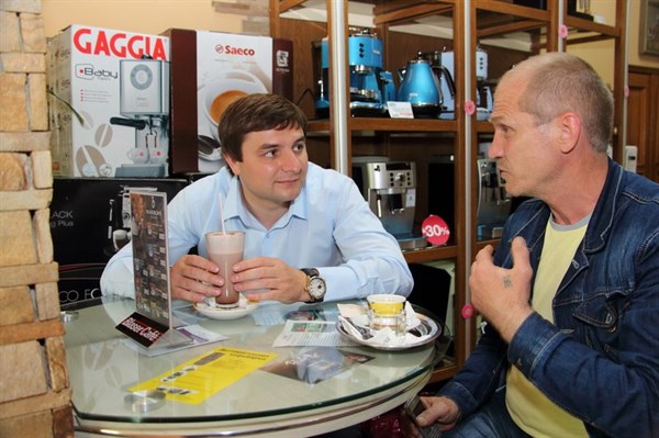 «Опять власть переменилась!: мэр Горловки теперь пьет кофе с представителями ДНР, на днях под дулами автоматов снявшими его с должности
