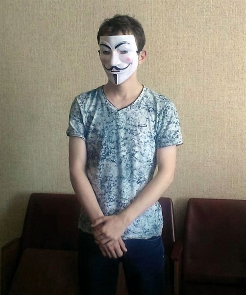 Горловчанин в маскарадной маске устроил резню в Славянске (ФОТО)