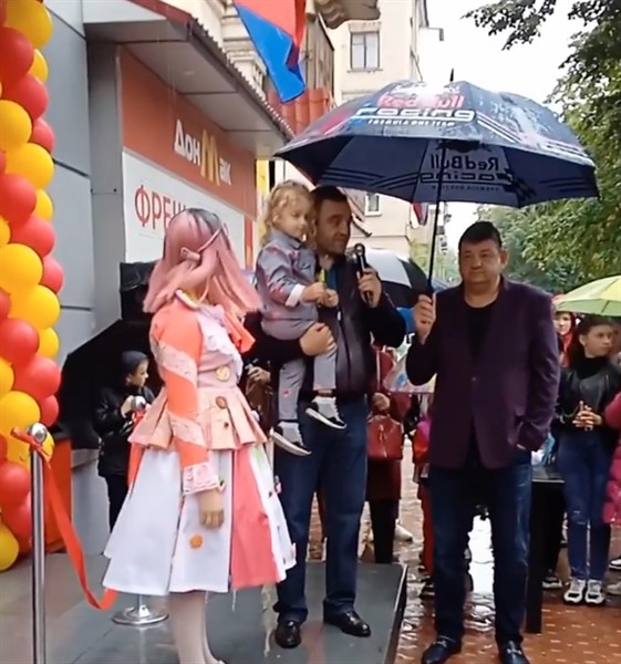 Армен Саркисян торжественно открыл "ДонМак" в Горловке. От дождя его прикрывал мэр Приходько (ВИДЕО)