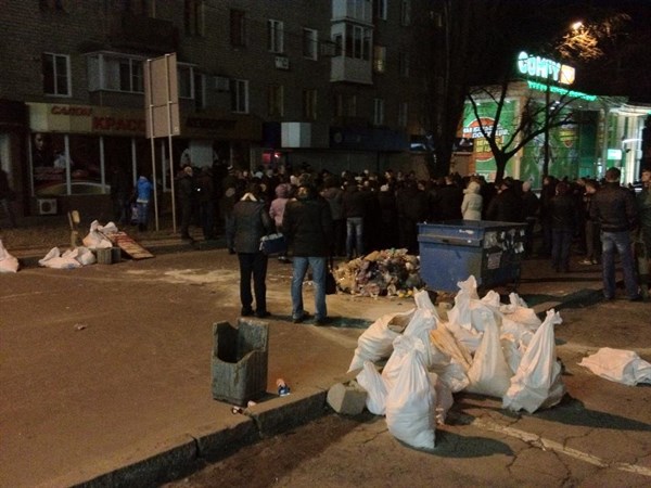 Что вчера происходило около здания СБУ в Донецке (ВИДЕО)