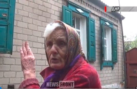 90-летняя жительница Горловки показала свой дом после обстрела
