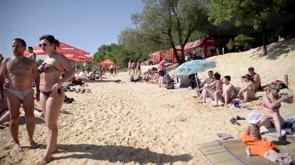 В Горловке появилось новое место отдыха – кафе-пляж «Каррера»:  с песком, шезлонгами и  катамаранами (ВИДЕО)